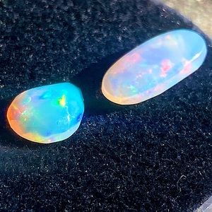 Gem grade Australian opals. Heavy red hues (see video) 4.6 tcw